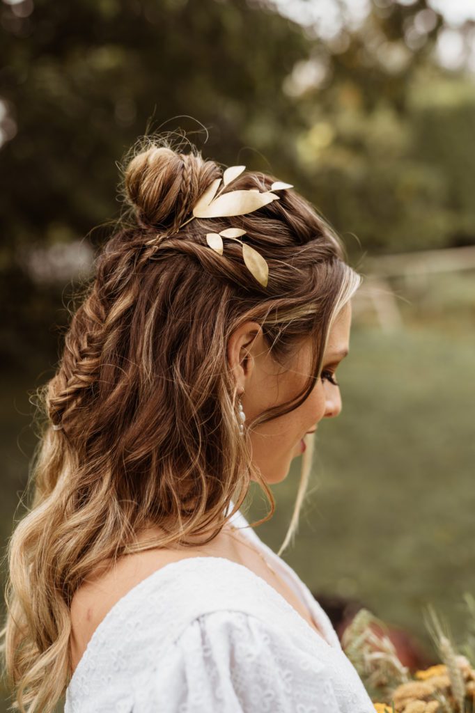 bride close up from back with hair accessories. Gold leaf hair slide